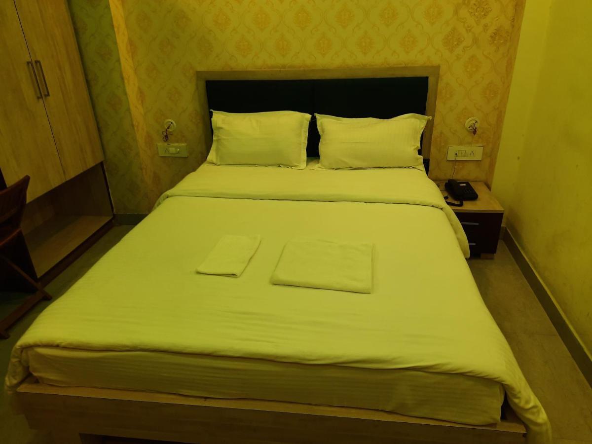 Hotel Delight Deluxe Pipra Dewās Екстериор снимка