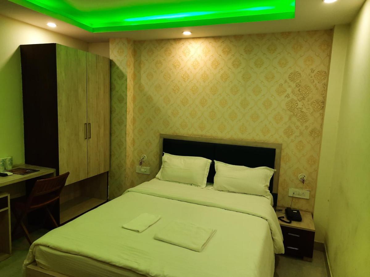 Hotel Delight Deluxe Pipra Dewās Екстериор снимка
